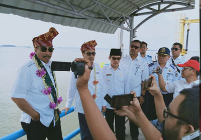   Wako Dumai H Zulkifli AS mendampingi Pariwisata RI Arief Yahya dan Gubri H Syamsuar tinjau Ro-Ro Dumai baru-baru ini. FOTO: Bambang