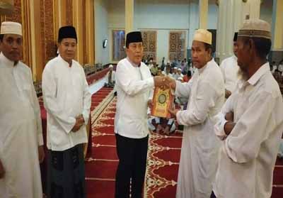 Bupati Rohul H Sukiman, salurkan bantuan ke pengurus Masjid Agung Islamic Center saat hadiri Malam Nuzulul Quran di Masjid Agung Islamic Center, yang dihadiri Sekda Rohul dan pejabat lainnya.