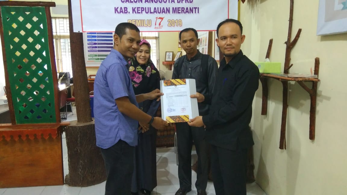 Ketua DPC Partai Garuda Kabupaten Kepulauan Meranti, Jefri Hidayat usai mendaftarkan Bakal Calon Legislatif (Bacaleg) yang akan bertarung di pileg 2019.