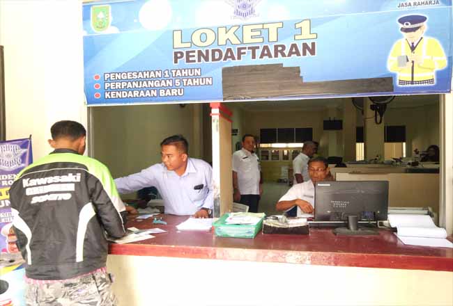 Warga Rohul padati UPTD Samsat Pasir Pangaraian, untuk mengurus pembayaran setelah diterapkan program penghapusan denda Pajak Kendaraan Bermotor (PKB) dan BBNKB.