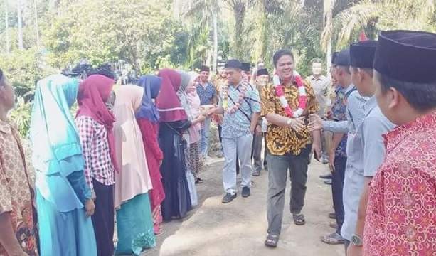 Kedatangan Ketua DPRD Kuansing Andi Putra didampingi Ketua Komisi C Andi Cahyadi disambut antusias masyarakat.