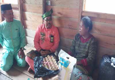 Camat Tebingtinggi, Helfandi di kediaman Yanti seorang janda Muallaf di Jalan Sungai Datu Dusun 2 Desa Sesap untuk memberikan bantuan paket Sembako dalam program Jumat Berkah.