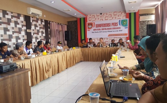 Komisi Pemilihan Umum (KPU) Kepulauan Meranti menggelar konferensi pers pada Rabu (23/10/2019) bertempat di Hotel Dyva, Selatpanjang.