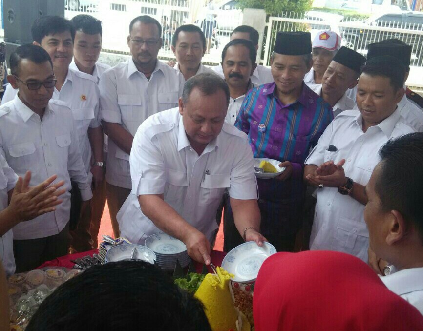 Ketua DPD Partai Gerindra Riau, Eddy Tanjung, memotong tumpeng peringatan HUT Partai Gerindra ke-9 Tingkat Provinsi Riau  di area kantor partai tersebut