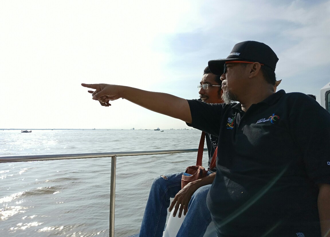 Wawako Dumai Eko Suharjo SE meninjau peserta lomba mancing menggunakan kapal pengawasan milik Dinas Perikanan Provinsi Riau. 