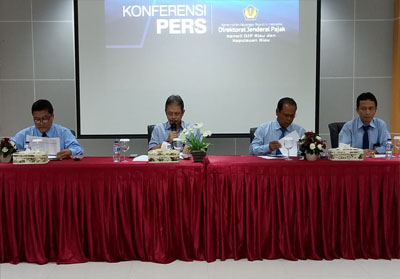Kakanwil Pajak Riau Kepri Jatnika (dua dari kiri) dalam konferensi pers.