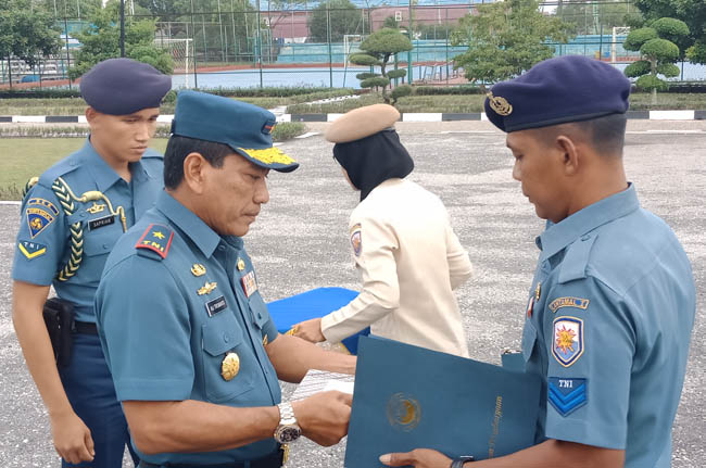 Danlantamal I Belawan, Laksmana Pertama TNI Ali Triswanto menyerahkan piagam penghargaan di halaman Lanal Dumai Selasa sore kemarin.