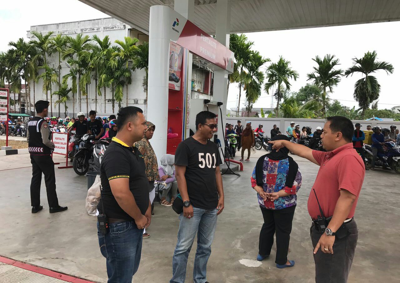 Wakapolres Kepulauan Meranti, Kompol Dr Wawan SH MH dan jajarannya mengamankan pendistribusian BBM di SPBU APMS Jalan Alahair Selatpanjang.