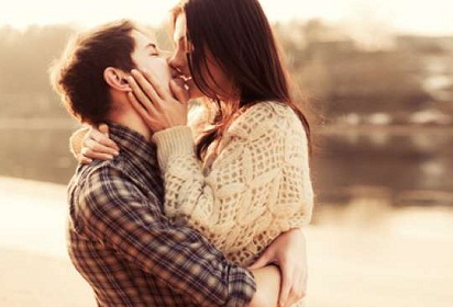 Ilustrasi: Tak hanya bikin bahagia, ciuman ternyata bisa membantu menurunkan berat badan dan awet muda. (Shutterstock)