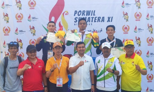 Kadispora Riau, Boby Rachmat bersama atlet peraih medali cabor renang diajang Porwil Sumatera XI 2023.(foto: rahmat/halloriau.com)
