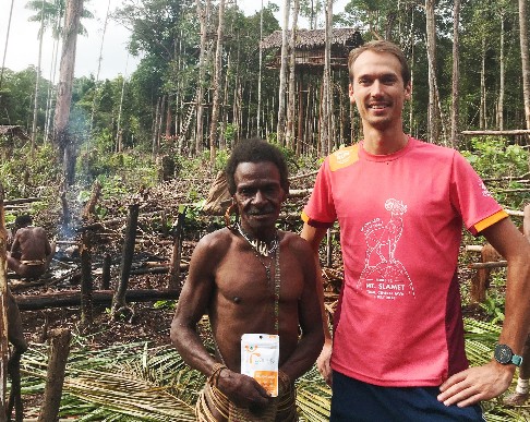 Wouter Van Der Kolk foto bersama penduduk Papua.