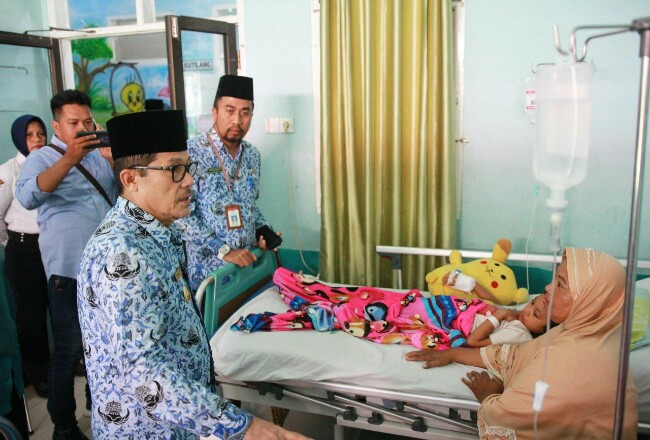 Walikota Dumai Drs H Zulkifli AS MSi menjenguk pasien DBD yang dirawat di RSUD Dumai Jumat (29/11/2019). 