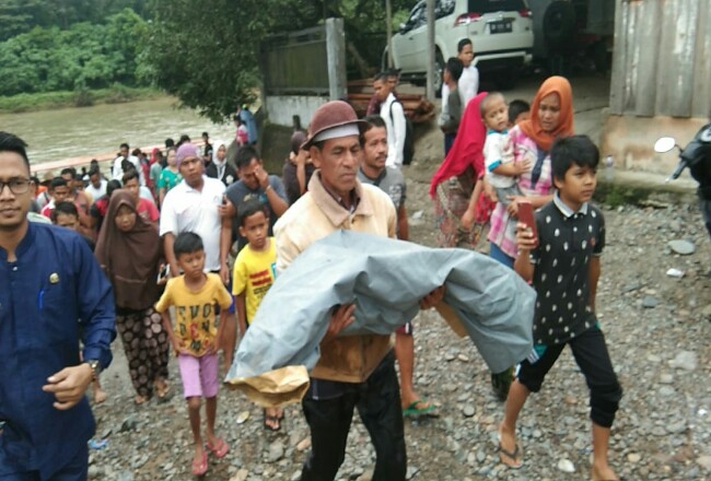 Jasad bocah tengelam, dibawa menuju ke rumah orang tuanya setelah berhasil dievakuasi dari Sungai Rokan.