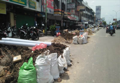 Pengerjaan galian di Kecamatan Sukajadi Pekanbaru yang mengganggu pengguna jalan.