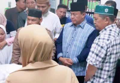  Bupati HM Wardan melayat H Muslimin Mabbate, salah seorang tokoh masyarakat Kabupaten Inhil yang wafat di RSUD Puri Husada Tembilahan.