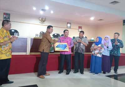 Pemkab Inhu menerima penghargaa WTP laporan keuangan tahun 2017 yang diserahkan Tri Budianto, Kepala Kanwil Dirjen Perbendaharaan Provinsi Riau.