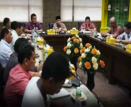 Bupati Siak Syamsuar pimpin pertemuan dengan perusahaan PKS di ruang Pucuk Rebung.
