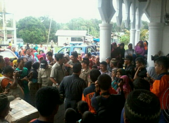 Warga Teratak Buluh, Kampar, saat berebut bantuan dari Dinsos Riau.<b> FOTO: Pedrianto</b>