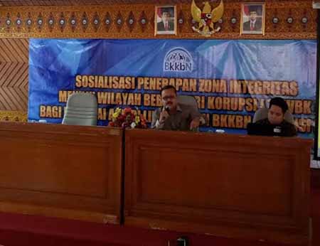 Kepala BKKBN Perwakilan Riau Yenrizal Makmur saat menyampaikan kata sambutan 