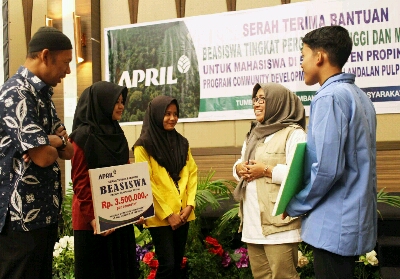 Bantuan beasiswa pendidikan dari PT Riau Andalan Pulp and Paper (RAPP) kepada 100 mahasiswa dari berbagai Perguruan Tinggi, Kamis (25/4/2019), di Pekanbaru.
