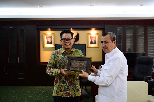 Konsul Jendral Singapura, Mark Low saat bersilahturrahim dengan Gubernur Riau, H Syamsuar 