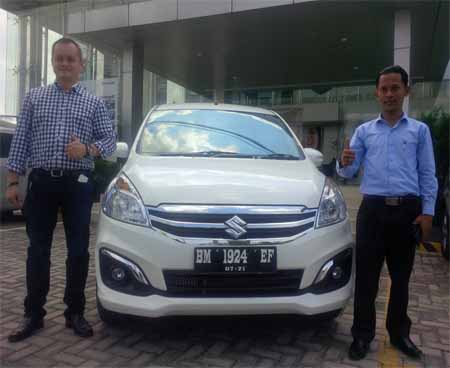 Kepala Wilayah Suzuki SBT Riau, Agustan (kiri) bersama Branch Manager Suzuki SBT Duri, Syamsul Huda Disamping New Ertiga Diesel Hybri di showroom Suzuki SBT Duri. FOTOl: Ist