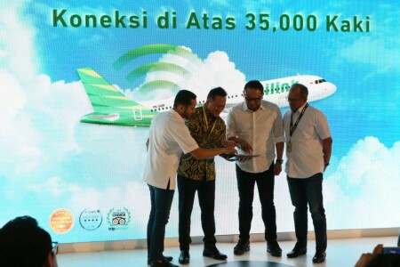 Direksi dan Komisaris Citilink, Direktur Mahata Aero Teknologi bersama Kepala Badan Ekonomi Kreatif, Triawan Munaf saat meresmikan layanan wifi gratis di pesawat Citilink. 