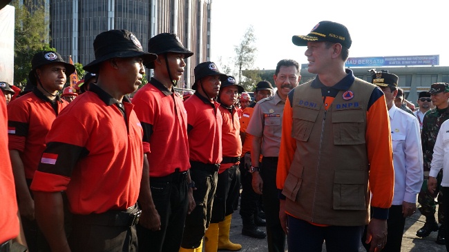 Kepala BNPB Letjen TNI Doni Monardo meninjau kesiapan fire fighter RAPP dalam Apel Siaga Karhutla.