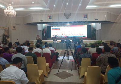 Rapat pencegahan pemadaman Karhutla dengan Gubernur Riau Syamsuar di Balai Serindit Aula. 