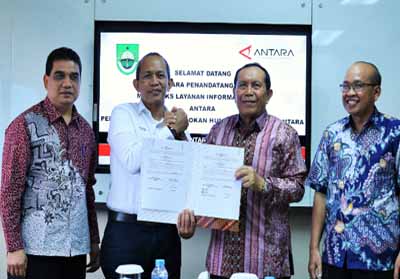 Bupati Sukiman menunjukan MoU yang dilakukan dan Perjanjian Kerja Sama (PKS) Layanan Informasi Publik dengan Perusahaan Umum (Perum) Lembaga Kantor Berita Nasional (Perum LKBN) Antara, dipusatkan di Wisma Antara, Jakarta Pusat, Senin (26/8/2019).