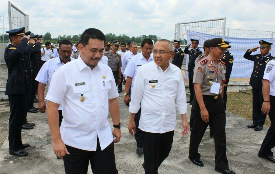 Gubernur didampingi Wakil Bupati Inhu saat meninjau bandara Japura