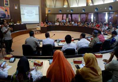 Rapat pembahasan penetapan Status Siaga Karhutla di Riau.