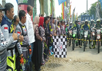 Bupati Sukiman, Sekda dan pejabat Forkompinda, melepas start 834 rider yang ikut JRR ke 7 tahun 2019, bersempena peringatan Hari Jadi Kabupaten Rohul ke 20, yang dipusatkan di Front City, Pasir Pangaraian.