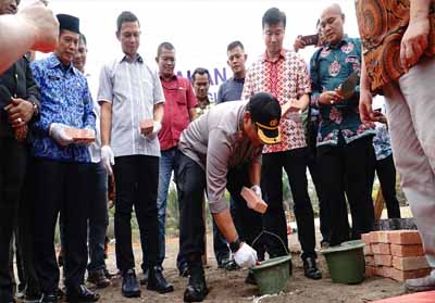 Kapolres Pelalawan, AKBP M. Hasyim Risahondua meletakan batu pertama dalam rangka pembangunan Mako Polsubsektor Pelalawan di Desa Lalang Kabung, Kecamatan Pelalawan, Pangkalan Kerinci, Selasa (1/10/2019).