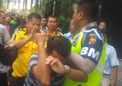 Aksi pemukulan sopir taksi online di Pekanbaru oleh sopir taksi konvensional, belum lama ini.