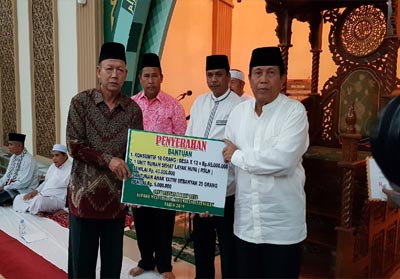   Bupati Sukiman serahkan bantuan ke pengurus Masjid Al Majid, saat hadiri Safari Ramadan malam ke lima di Kecamatan Kepenuhan