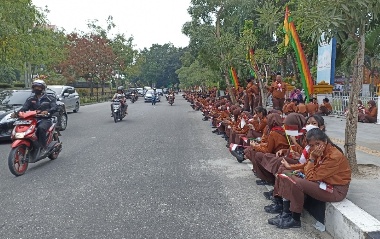 Siswa di Pekanbaru menunggu kedatangan Presiden Jokowi (foto/Rahmat)