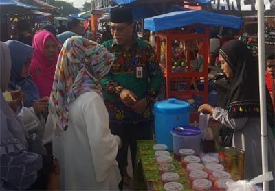    Kepala Dinas Perdagangan Dumai H Zulkarnaen mendampingi tim dari BBPOM Pekanbaru melakukan sidak di pasar Ramadan Dumai Kamis kemarin