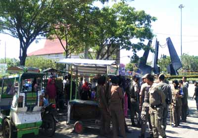 Petugas Satpol PP dan Damkar, amankan pedagang kaki Lima di kawasan depan gerbang masuk ke perkantotan Pemkab Rohul.