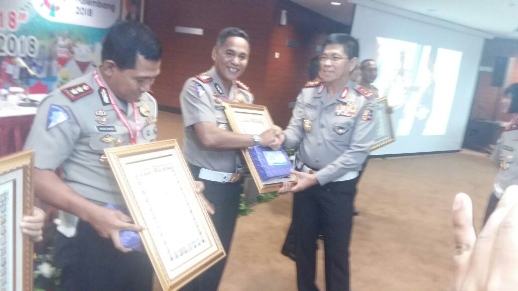 Penyerahan penghargaan dari Kakorlantas Polri Irjen Pol Drs. Royke Lumowa MM di gedung NTMC Polri, Jakarta, Selasa (31/7/2018). 