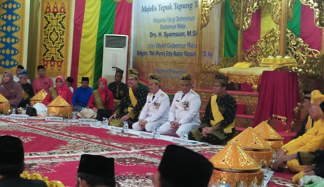 Syamsuar dan Edy Natar Nasution mengikuti Majelis Tepuk Tepung Tawar.