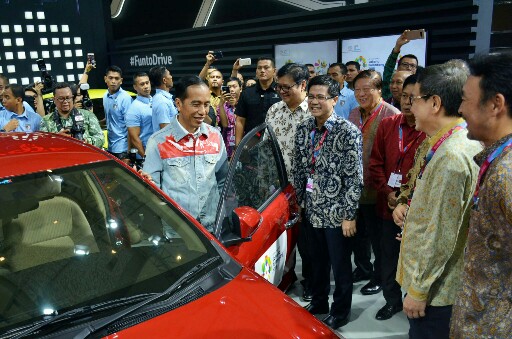 Presiden Jokowi hadir di boot Toyota saat opening day IIMS 2018.