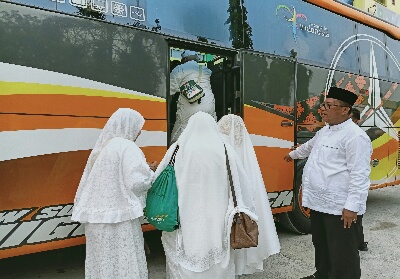 Wawako Dumai Eko Suharjo SE melepas keberangkatan jemaah haji dari Embarkasi antara provinsi Riau menuju Dumai.