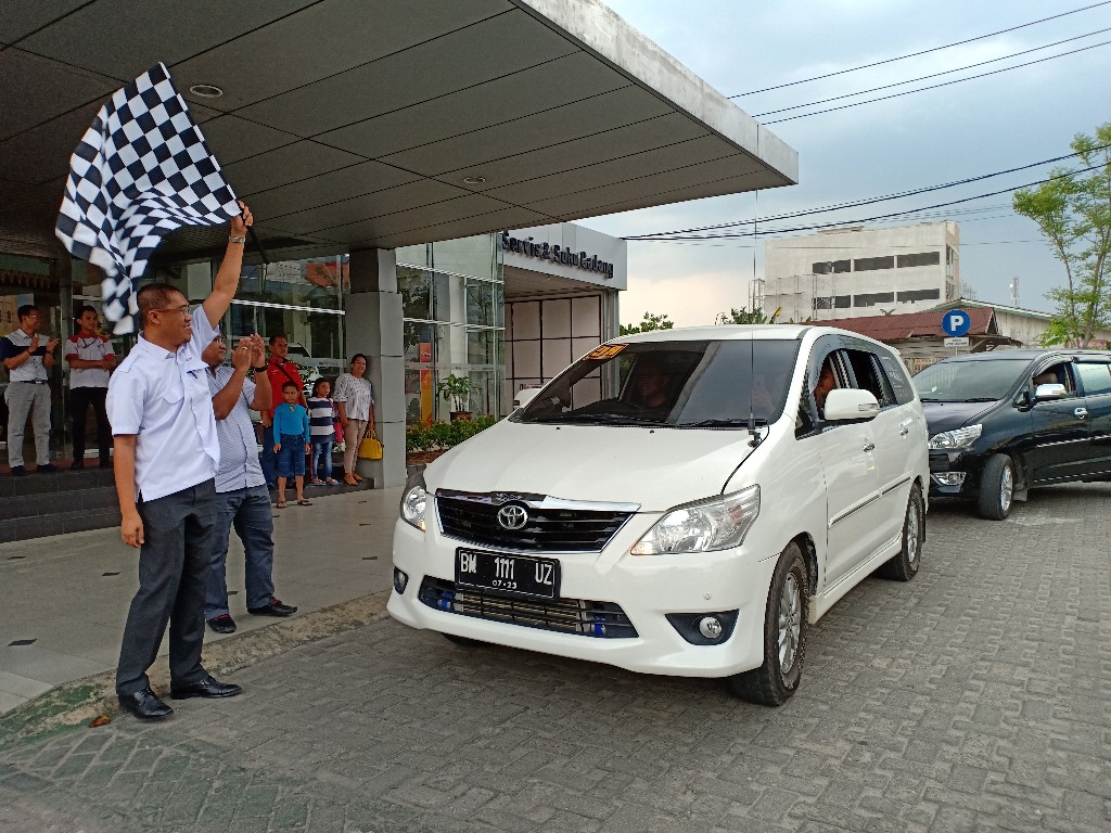 Deputi Regional Manager Agung Toyota Wilayah Barat, Aulia Muhammad melepas rombongan sekitar 10 mobil Innova di Agung Toyota Cabang SM Amin, Pekanbaru, Rabu (6/3/2019).