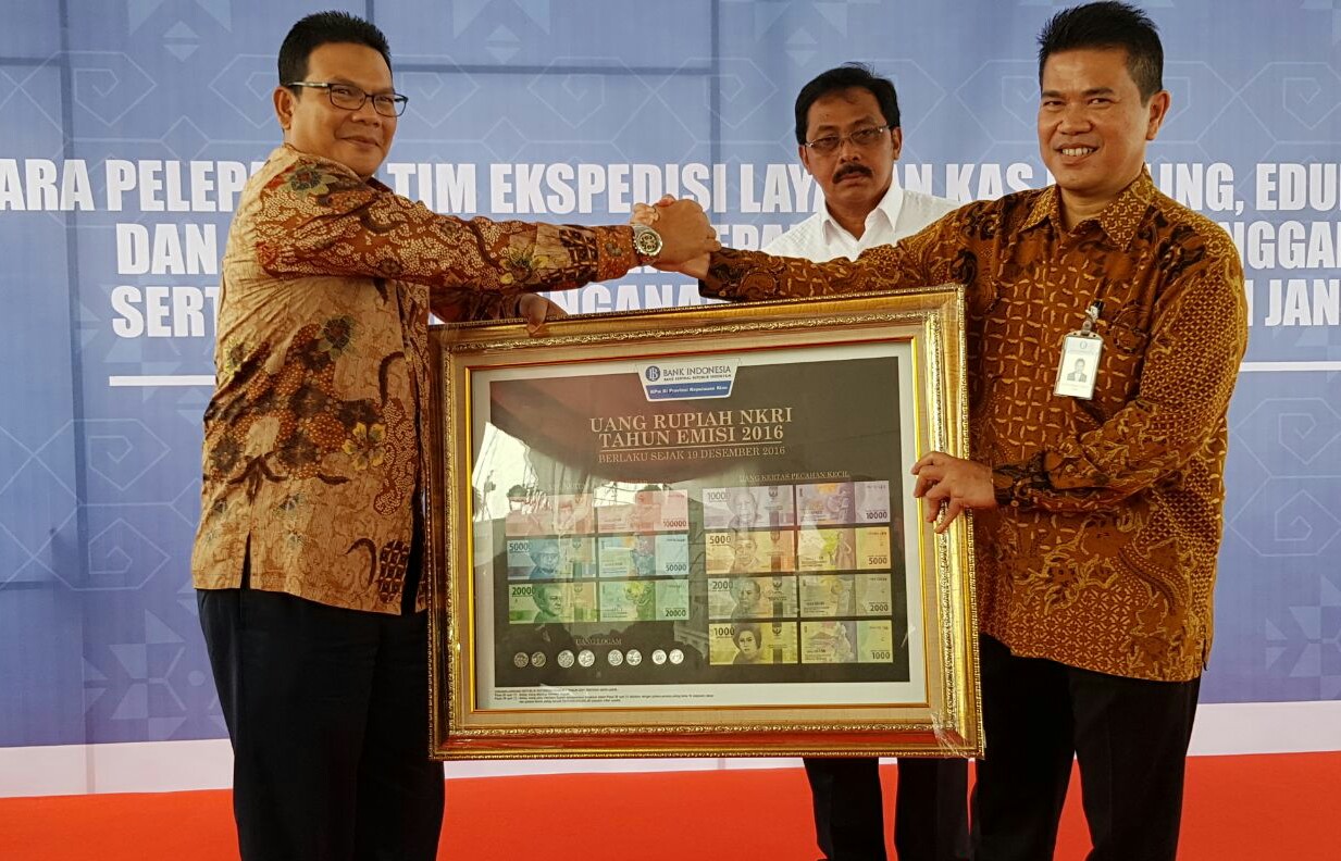 Direktur Operasional Bank Riau Kepri, Denny M. Akbar dan Kepala Bank Indonesia Wilayah Kepri, Gusti Raizal Eka Putra menandatangani MoU Pilot Project BI dalam pelayanan Kas Keliling untuk Masyarakat Pulau Terdepan, Terpencil dan Tertinggal (3T)