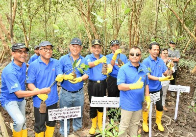 Direktur BPEE KLHK Tandya Tjahjana (keenam dari kiri), Sekda Provinsi Riau Ahmad Hijazi (keempat dari kiri) dan Sr VP Corporate Affairs PT CPI Wahyu Budiarto (ketiga dari kiri) melakukan penanaman pohon mangrove dalam peluncuran Program Pengembangan Pengelolaan Kawasan Pesisir Riau di Bandar Bakau, Dumai, Sabtu, (27/7).
