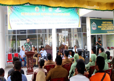 Dandim 0321/Rohil, Letkol Inf Didik Efendi memberikan kata sambutan pada acara penyuluhan dan pengobatan gratis di Kecamatan Sinaboi.