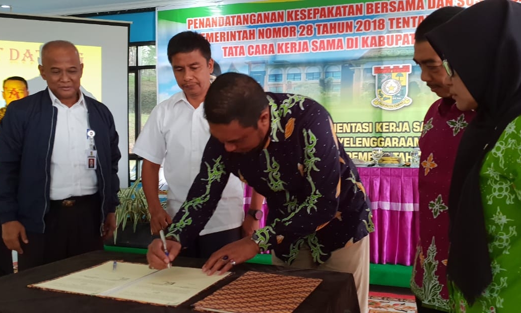PT RAPP yang diwakili Direktur CD RAPP,  Marzum menandatangau MoU Progtam School Improvement bersama Pemkab Kampar.