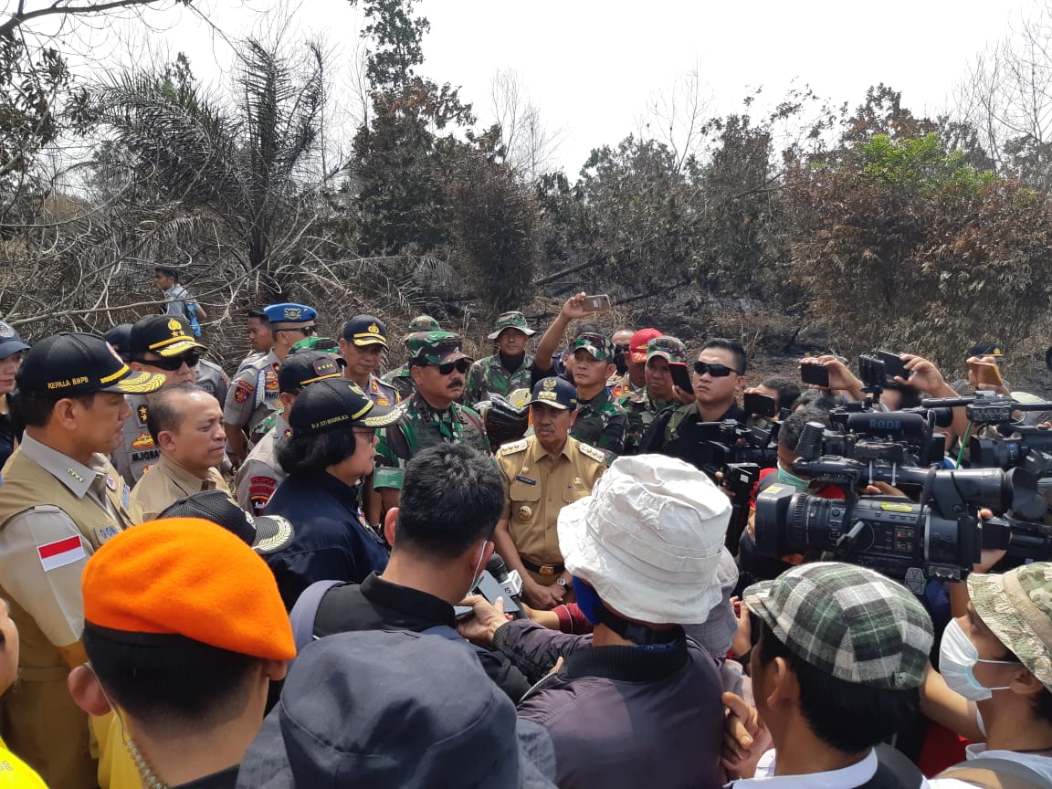 Menteri Lingkungan Hidup dan Kehutanan, Siti Nurbaya Bakar bersama rombongan 