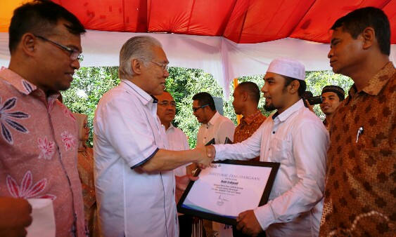 Robi Cahyadi (berpeci putih) menerima penghargaan CSR Award yang diberikan langsung oleh Menteri Perdagangan Enggartiasto Lukita beberapa waktu lalu.